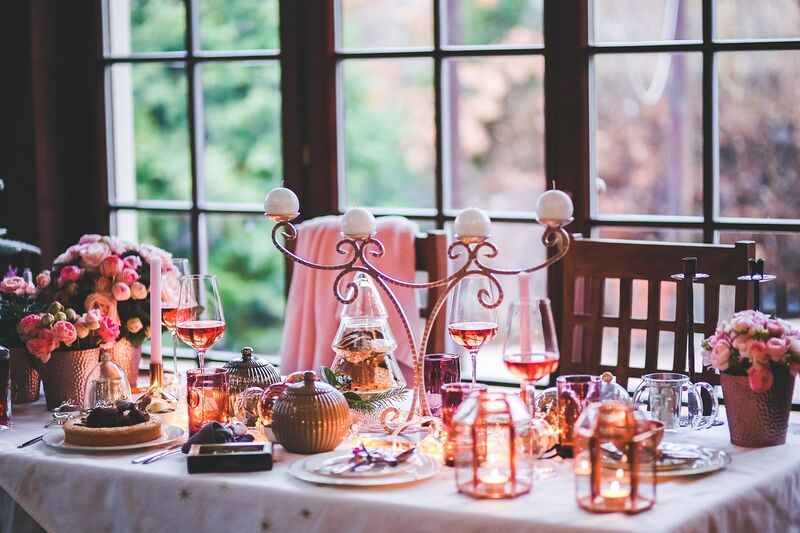 table with pink and white Christmas decorations