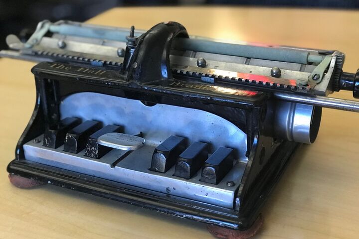 a older black typewriter of some sort
