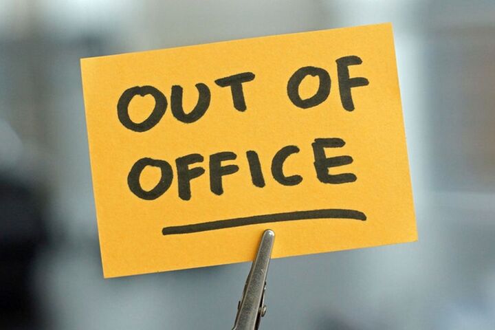 a post it saying Out of Office